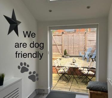 Caversham House | Stylish Caversham Town-House Free Parking & Garden