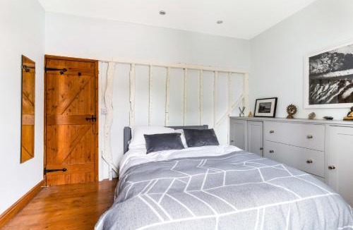Saffron Walden House | Stylish Central Saffron Walden Cottage with Courtyard Garden