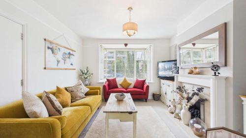 Cowes House | Stylish Coastal Cottage in Gurnard Dog Friendly Garden