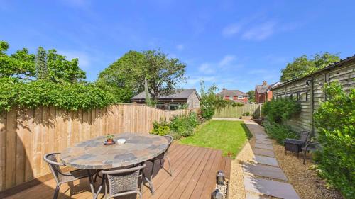 Cowes House | Stylish Coastal Cottage in Gurnard Dog Friendly Garden