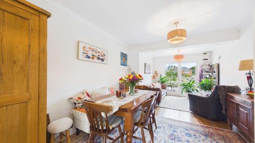 Cowes House | Stylish Coastal Cottage in Gurnard Dog Friendly Garden