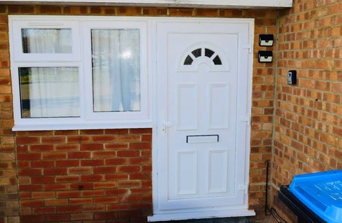 Milton Keynes House | Stylish & Compact Central MK 1-Bed Walk to Station | Business Ready Free Parking