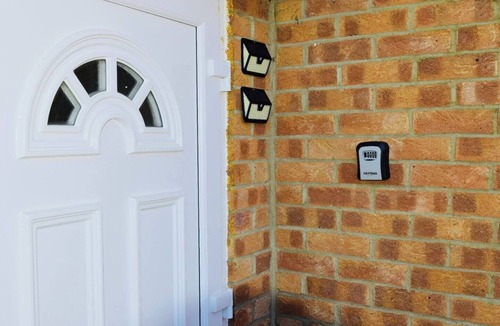 Milton Keynes House | Stylish & Compact Central MK 1-Bed Walk to Station | Business Ready Free Parking