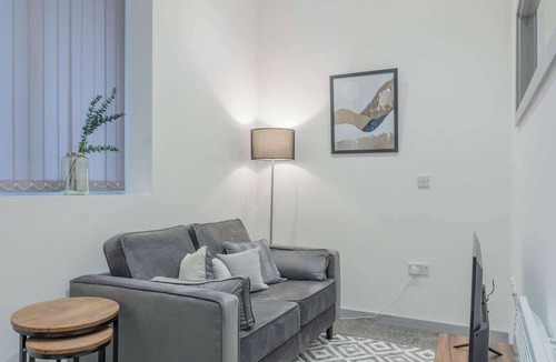 Brierley Hill Apartment | Stylish & Convenient 1-Bedroom Apartment in Dudley