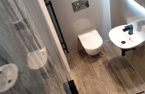 Patchway Apartment | Stylish detached studio with a wet room, Satellite TV & other amenities 😀