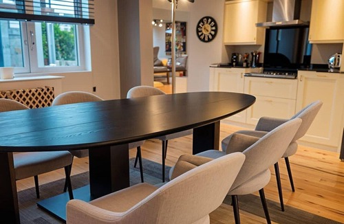 College Apartment | Stylish Dulwich Apartment with Parking
