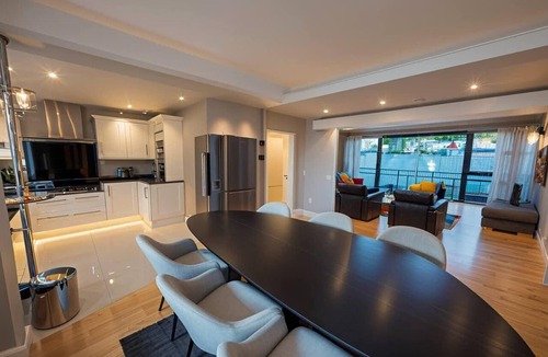 College Apartment | Stylish Dulwich Apartment with Parking