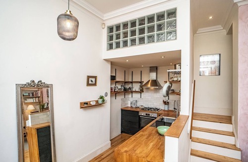 Newhaven Apartment | Stylish Leith Flat | Great Transport Links to City - Pass the Keys
