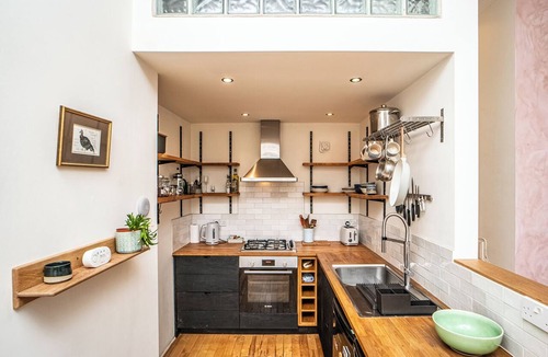 Newhaven Apartment | Stylish Leith Flat | Great Transport Links to City - Pass the Keys