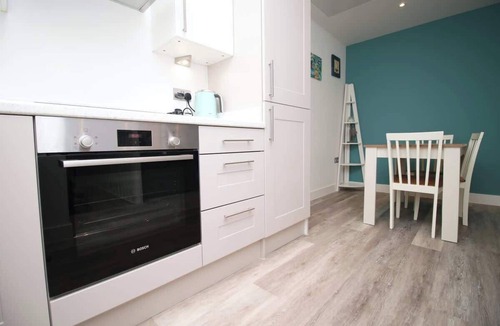 West Cliff Apartment | Stylish Maisonette, Walk to Beach