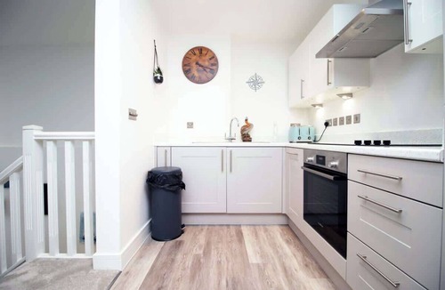 West Cliff Apartment | Stylish Maisonette, Walk to Beach