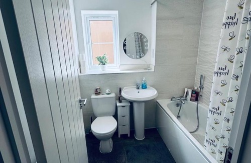 Peterborough House | Stylish Modern double room with private bathroom