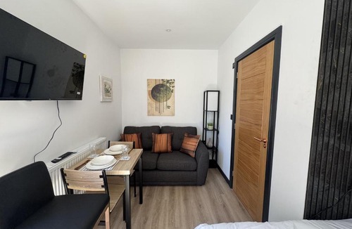 Whitwick Apartment | Stylish Modern Studio, Hotel-Quality Stay