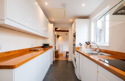 Totnes Cottage | Stylish Reverse-Level Retreat for couples