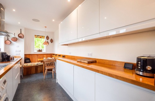 Totnes Cottage | Stylish Reverse-Level Retreat for couples