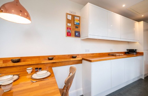 Totnes Cottage | Stylish Reverse-Level Retreat for couples