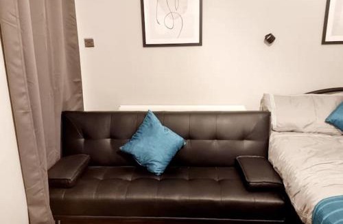 Bensham Manor Apartment | Stylish Self-Contained Apartment with Private Entrance & Self Check-In
