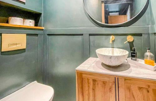 Wakefield House | Stylish Smart Home Near Leeds - 4 En-Suite Bedrooms