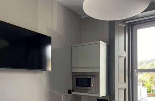 Innerleithen Apartment | Stylish studio room, king, en-suite & kitchenette (room1)