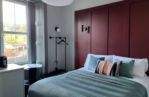 Innerleithen Apartment | Stylish studio room, king, en-suite & kitchenette (room1)