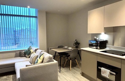 Bracknell Apartment | Stylish Studio in Central Bracknell with Free Parking