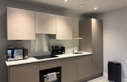 Bracknell Apartment | Stylish Studio in Central Bracknell with Free Parking