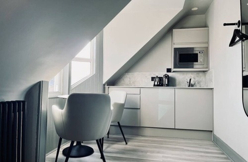 Innerleithen Apartment | Stylish studio room, twin, en-suite & kitchenette