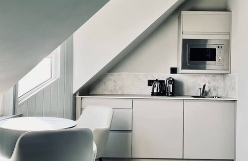 Innerleithen Apartment | Stylish studio room, twin, en-suite & kitchenette
