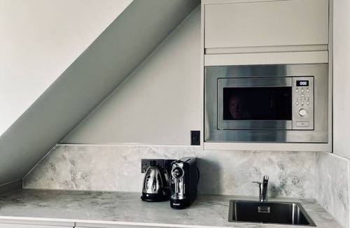 Innerleithen Apartment | Stylish studio room, twin, en-suite & kitchenette