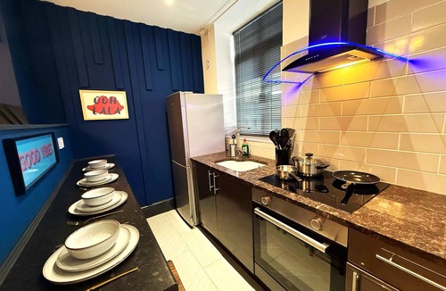 Warrington Apartment | Stylish Warrington Stay -2 King Beds -Netflix