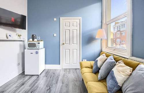 Hackney Central Apartment | Suite-Deluxe-Shared Bathroom-Street View-1