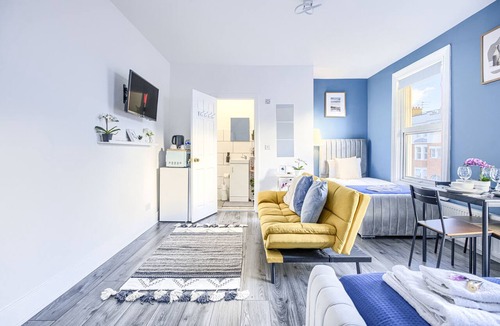 Hackney Central Apartment | Suite-Deluxe-Shared Bathroom-Street View-2