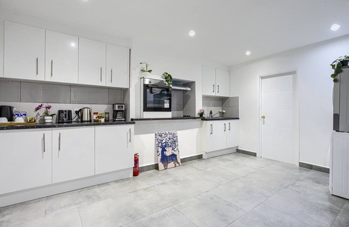 Hackney Central Apartment | Suite-Deluxe-Shared Bathroom-Street View-2