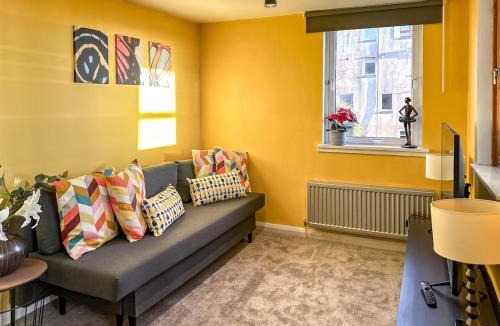 Clydebank Apartment | Sunny day new flat with 5 beds