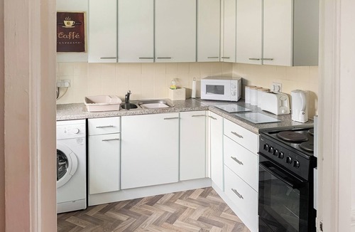 Prestatyn Cottage | Sunny Prestatyn Apartment