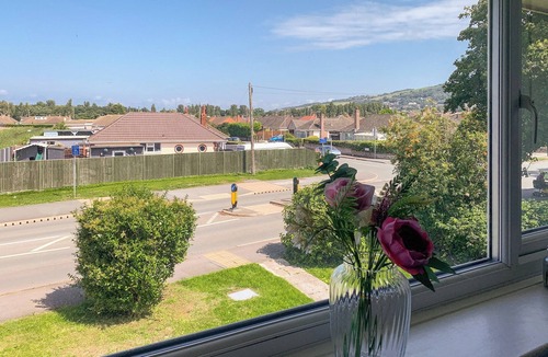 Prestatyn Cottage | Sunny Prestatyn Apartment