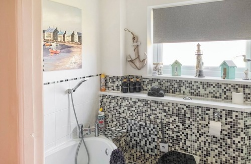 Prestatyn Cottage | Sunny Prestatyn Apartment