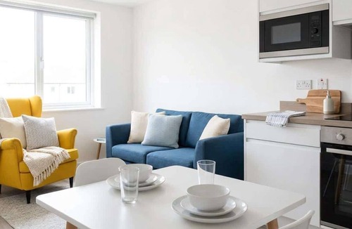 Salford Apartment | Sunny & Spacious 2-Bedroom Apartment, Manchester