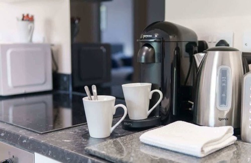 Salford Apartment | Sunny & Spacious 2-Bedroom Apartment, Manchester