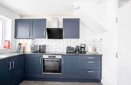 Havering House | Super host 5‑Bed Contractor & Family Home Parking WIFI