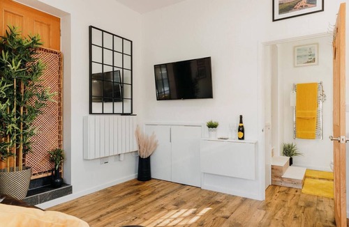 Caldicot House | Superb Tiny Home. Super fast Wi-Fi. Parking.