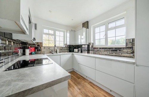 Weybridge Apartment | Surrey's Charming Modern Maisonette with Parking - Pass the Keys