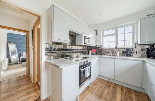 Weybridge Apartment | Surrey's Charming Modern Maisonette with Parking - Pass the Keys