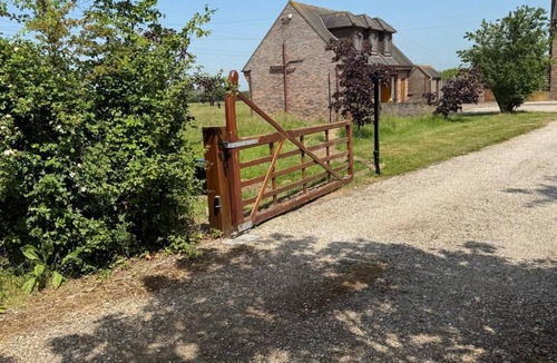 Beckingham Apartment | Surridges Studio, Sleeps 4 w/Parking & Dogs Ok