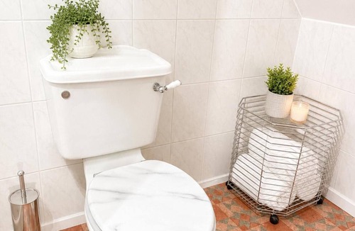 Beckingham Apartment | Surridges Studio, Sleeps 4 w/Parking & Dogs Ok