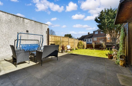 Sutton North House | Sutton 30Mins to Central London Sleeps7 Parking