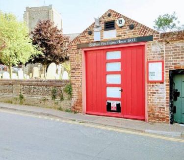 Stalham House | TAIL END: Bijoux Broads & Beach Base! Now with TV!
