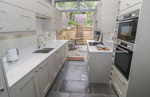 Chipping Campden House | TEA TREE COTTAGE, pet friendly, with open fire in Chipping Campden