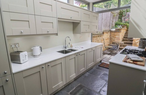 Chipping Campden House | TEA TREE COTTAGE, pet friendly, with open fire in Chipping Campden