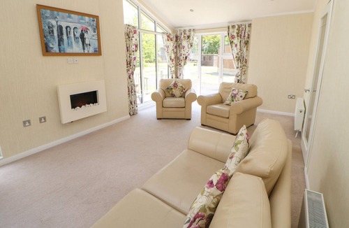 Hutton Rudby Cottage | TEESDALE LODGE, family friendly, with hot tub in Hutton Rudby